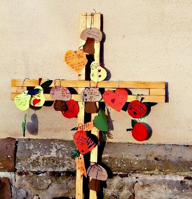 Ein von Kinder gestaltetes Kreuz Ein von Kinder gestaltetes Kreuz