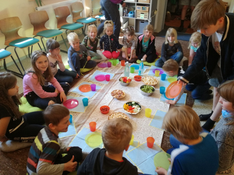 Gemeinsames Essen beim KidsTreff